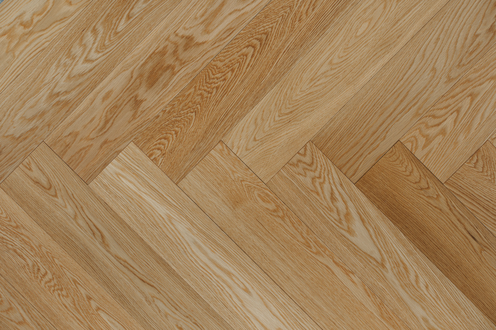 Паркетная доска AmberWood Венгерская елочка Дуб Селект бесцветный лак 915х127х14 мм (0,93 м2/упак)